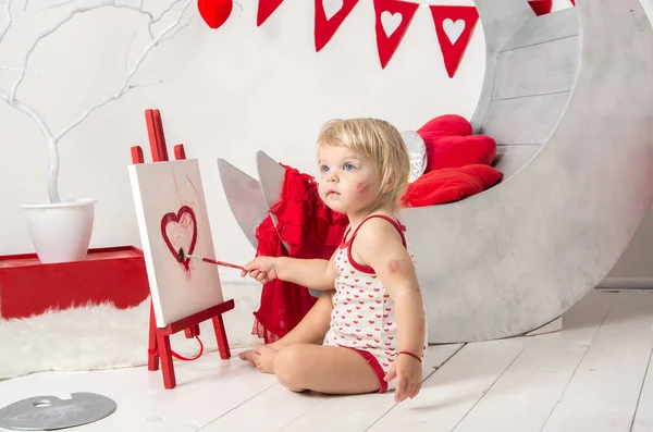 Portretul unei fetițe drăguțe într-un studio de vacanță decorat de Ziua Îndrăgostiților  . — Fotografie, imagine de stoc