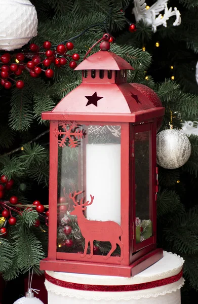 クリスマスの前夜に飾られた赤い装飾用ランタン — ストック写真