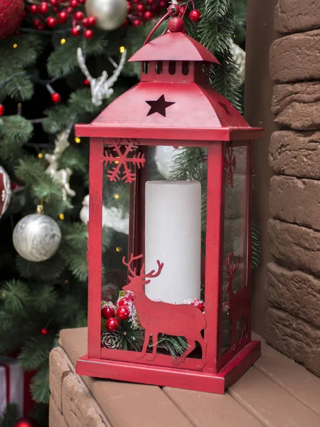 Lanterna decorativa rossa decorata la vigilia di Natale — Foto Stock