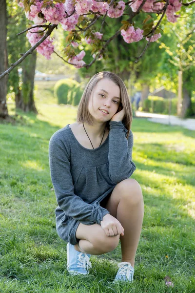 Porträt eines brünetten Teenagers in einem grauen Kleid — Stockfoto