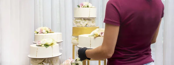 Dekoratör Düğün Pastasını Bayram Için Taze Çiçeklerle Süslüyor — Stok fotoğraf