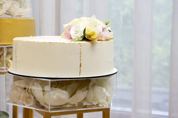 Düğünde Taze Çiçeklerle Süslenmiş Beyaz Pasta — Stok fotoğraf