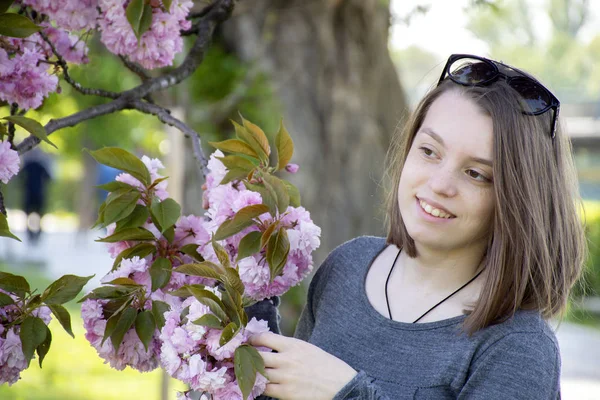 Egy Aranyos Tini Lány Portréja Szemüveg Háttereként Virágzó Sakura — Stock Fotó