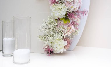 Pembe ve beyaz ortanca düğün süsleri.