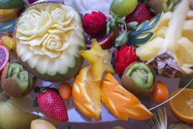 Bayram masasında güzel dilimlenmiş meyveler. Tatillerde ve etkinliklerde konuklar için yemekler. Meyve oyma.