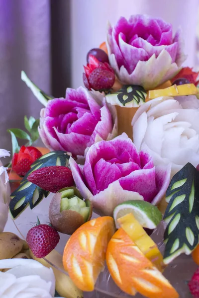 Las Frutas Hermosamente Cortadas Rodajas Sobre Mesa Fiesta Comidas Para —  Fotos de Stock