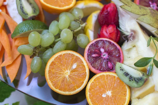 Las Frutas Hermosamente Cortadas Rodajas Sobre Mesa Fiesta Comidas Para Imagen De Stock