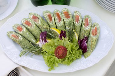 Balık ile doldurulmuş lezzetli ıspanak rulosu. Şölen yemekleri..