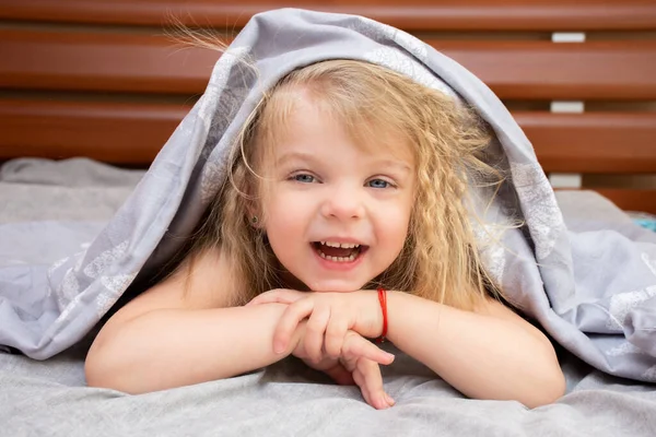 Retrato Uma Menina Olhos Azuis Com Cabelo Encaracolado Loiro Acordando — Fotografia de Stock