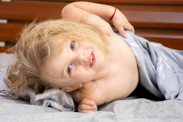 Retrato Uma Menina Olhos Azuis Com Cabelo Encaracolado Loiro Acordando — Fotografia de Stock