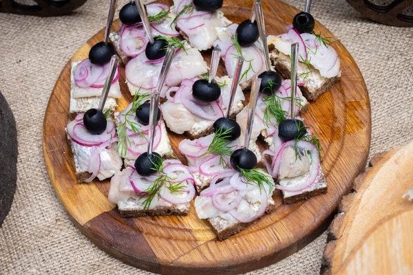 Sandwiches Con Pan Negro Arenque Cebolla Aceitunas Plato Madera —  Fotos de Stock