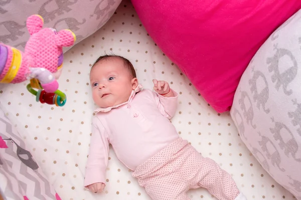 Retrato Una Niña Recién Nacida Acostada Una Cuna Jugando Con —  Fotos de Stock