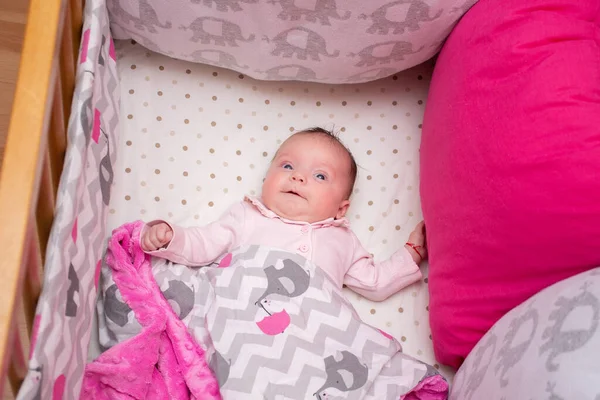 Potret Seorang Bayi Perempuan Yang Baru Lahir Terbaring Tempat Tidur — Stok Foto