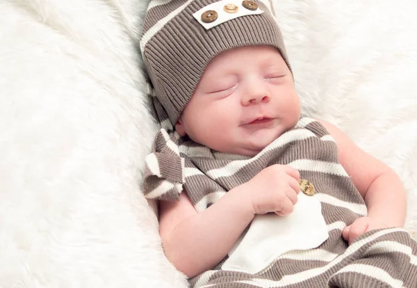 Retrato Menino Bebê Dormindo Terno Listrado Chapéu Coverlet Branco Estúdio — Fotografia de Stock