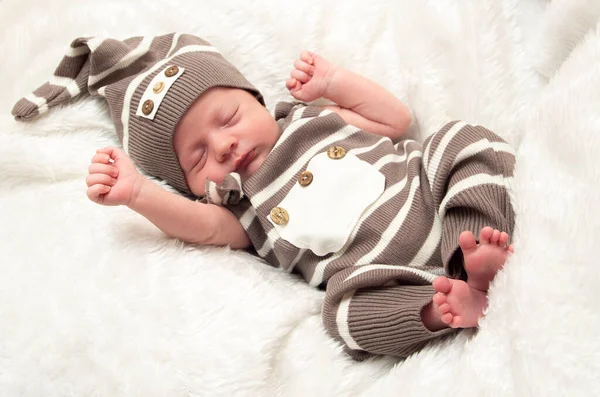 Retrato Bebé Dormido Con Traje Rayas Sombrero Sobre Una Manta —  Fotos de Stock