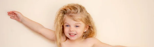 Портрет Улыбающейся Блондинки Голубыми Глазами Радостные Эмоции Четырехлетнего Ребенка — стоковое фото