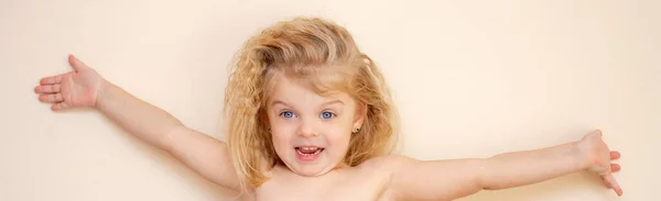 Портрет Улыбающейся Блондинки Голубыми Глазами Радостные Эмоции Четырехлетнего Ребенка — стоковое фото