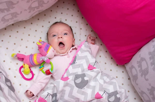 Retrato Una Niña Recién Nacida Acostada Una Cuna Bosteza Dulcemente —  Fotos de Stock