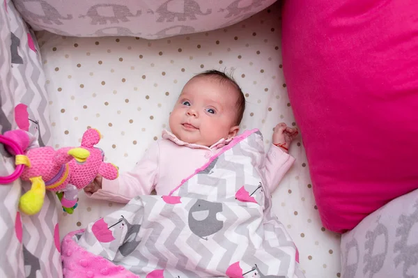Potret Seorang Gadis Yang Baru Lahir Berbaring Tempat Tidur Bayi — Stok Foto