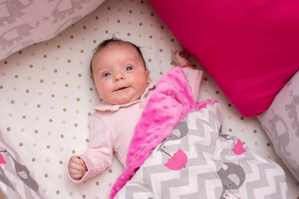 Potret Seorang Bayi Perempuan Yang Baru Lahir Terbaring Tempat Tidur — Stok Foto