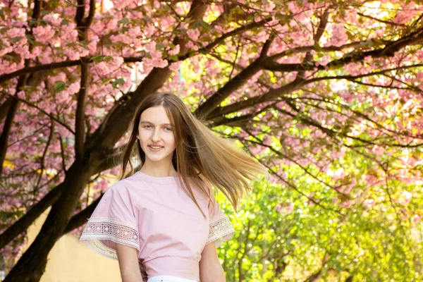 Portret Pięknej Nastolatki Delikatnych Kwiatach Sakury — Zdjęcie stockowe