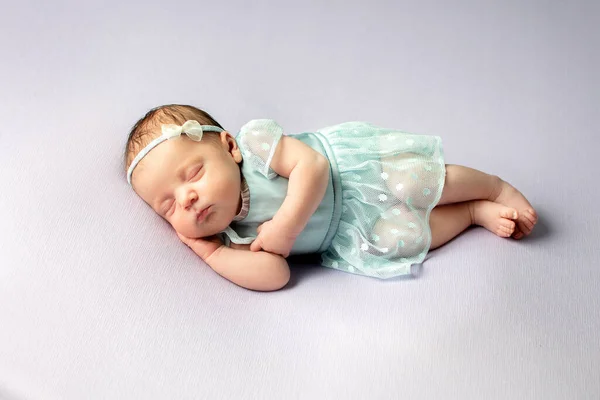 Nettes Neugeborenes Mädchen Einem Kleid Und Mit Einem Ornament Auf — Stockfoto
