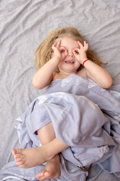 Retrato Una Niña Ojos Azules Con Pelo Rubio Rizado Despertando —  Fotos de Stock