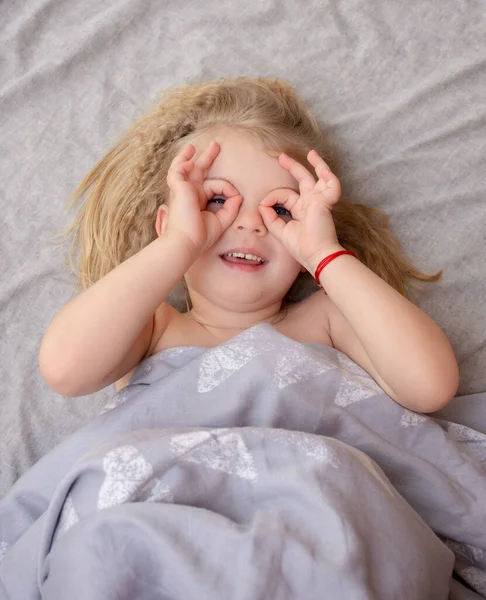 Retrato Uma Menina Olhos Azuis Com Cabelo Encaracolado Loiro Acordando — Fotografia de Stock