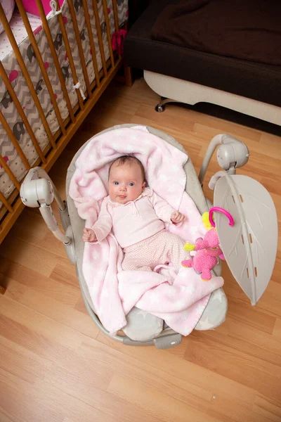 Schattig Klein Twee Maanden Oud Baby Meisje Liggend Baby Schommelstoel — Stockfoto