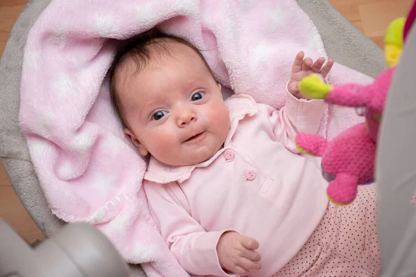 Linda Niña Dos Meses Edad Tumbada Mecedora Del Bebé Viendo —  Fotos de Stock
