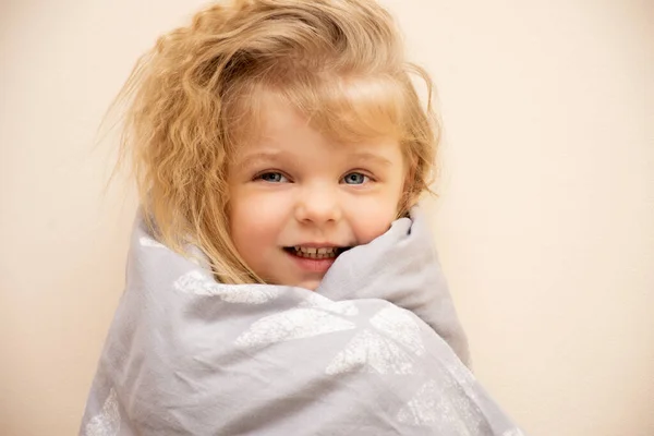 Porträt Eines Lächelnden Blonden Mädchens Mit Blauen Augen — Stockfoto