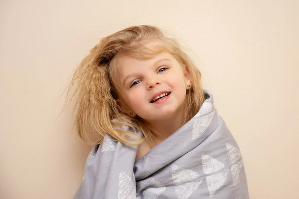 Portrait Une Enfant Blonde Souriante Aux Yeux Bleus — Photo