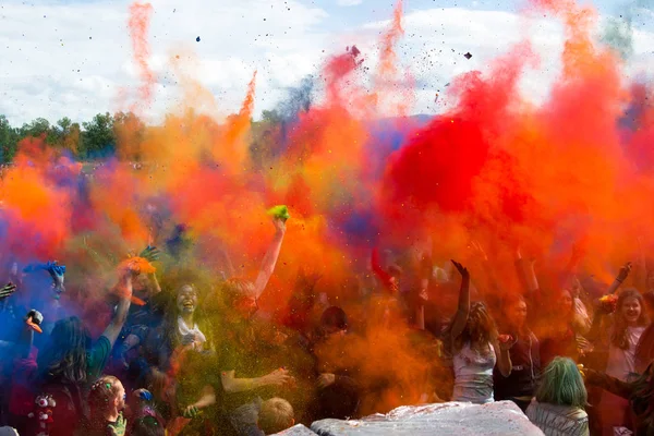 Krasnoyarsk, Rusya Federasyonu - Haziran 2015: Holi benzeri parçası Festivali 