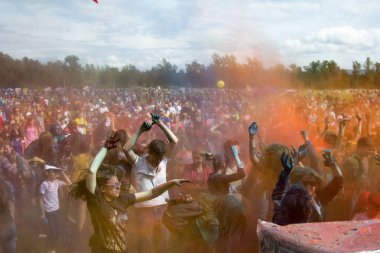 Krasnoyarsk, Rusya Federasyonu - Haziran 2015: Holi benzeri parçası Festivali yeşil insanlar kutlamak