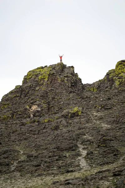 Jeune femme debout sur le haut de la falaise — Photo