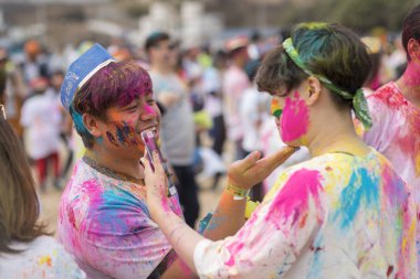 Geoje, Güney Kore - Mart 2018: Holi festival