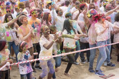 Geoje, Güney Kore - Mart 2018: Holi festival