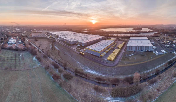 O centro de distribuição da Amazon com sua conexão com a DHL e a HAVI desfrutando do nascer do sol, aéreo — Fotografia de Stock