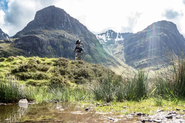 Gaitero tradicional en las tierras altas escocesas — Foto de Stock