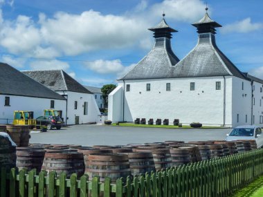 Islay, İskoçya - Sseptember 11 2015: Güneş parlar Ardbeg damıtım ambar