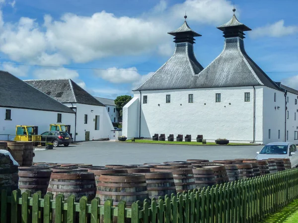 Islay, Schotland - Sseptember 11-2015: De zon schijnt op de Ardbeg distilleerderij magazijn — Stockfoto