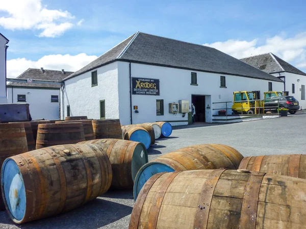 Islay, Schotland - Sseptember 11-2015: De zon schijnt op de Ardbeg distilleerderij magazijn — Stockfoto