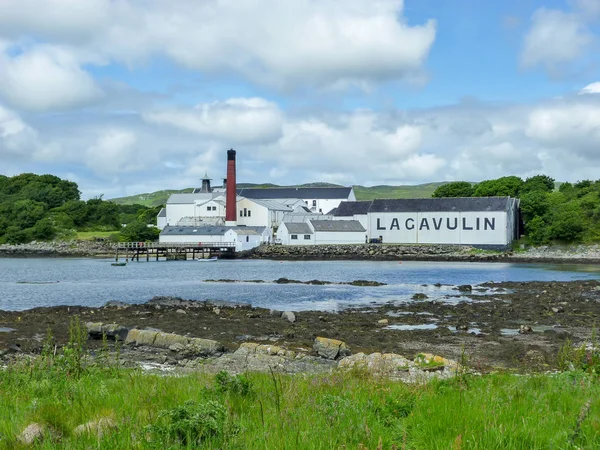 Islay, Scotland - Sseptember 11 2015: The sun shines on Lagavulin distillery warehouse — Stock Photo, Image