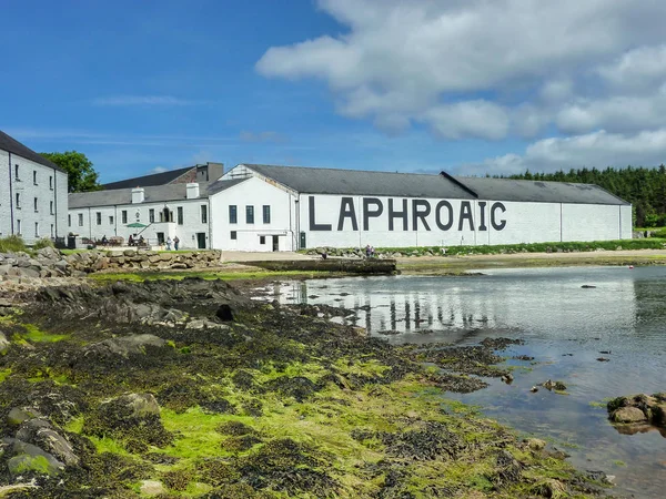 Islay, Escocia - 11 de septiembre de 2015: El sol brilla en el almacén de la destilería Laphroaig — Foto de Stock