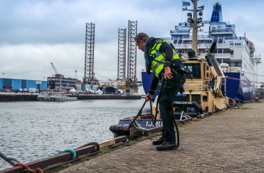 IJmuiden, Hollanda - 16 Ağustos 2015: liman sınırları kontrol polis erkek