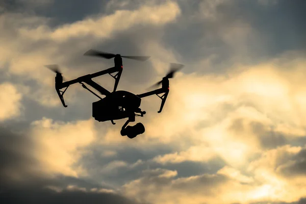 Silhueta drone voando no céu da noite — Fotografia de Stock