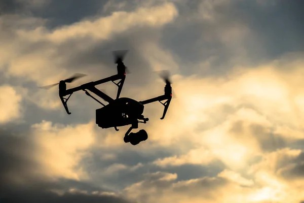 Silueta de dron volando en el cielo de la noche —  Fotos de Stock