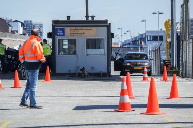 İnsanları gözlemleyerek liman sınırların kontrolü