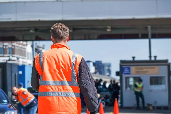 Haven grenscontrole observeren van de mensen — Stockfoto