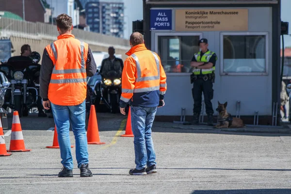 Haven grenscontrole observeren van de mensen — Stockfoto